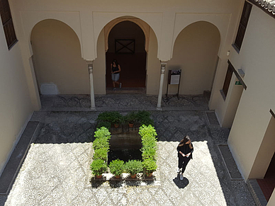 Palacio de Dar al-Horra, Sprachreisen nach Spanien