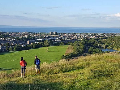 Blick aus dem Grünen über Edinburgh, Englisch Sprachreisen für Erwachsene