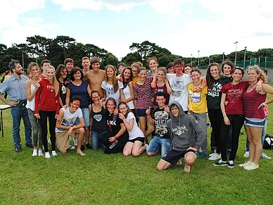 Gruppenfoto im Garten der Englisch Sprachschule in Dublin