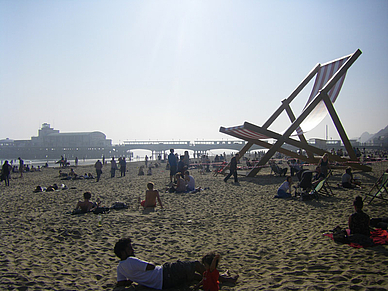 Riesiger Strandstuhl in Bournemouth, Englisch Sprachferien für Schüler