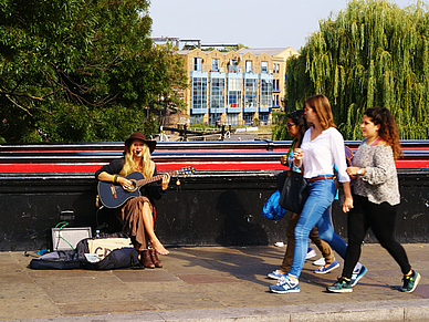 Straßenmusikerin in London-Camden, Englisch Sprachreisen für Erwachsene