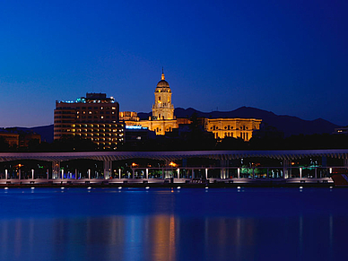 Stadtansicht bei Nacht, Spanisch Sprachschule Málaga