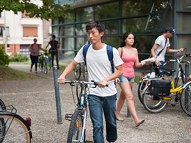 auf dem Weg zur Schule, Französisch Sprachreisen für Erwachsene