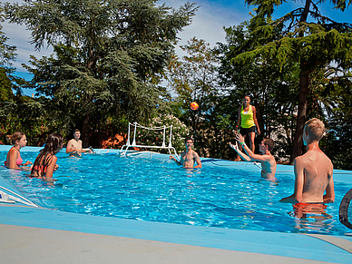 Swimming Pool auf dem Gelände der Französisch Sprachschule Cannes für Schüler