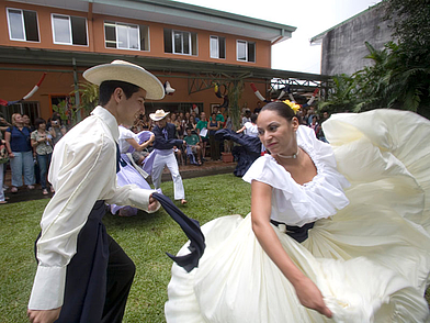 Kulturprogramm im Garten der Sprachschule San José