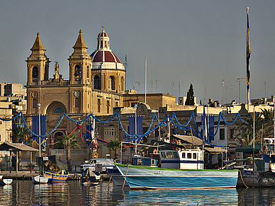 Geschmückter Hafen von St. Julians, Englisch Sprachferien für Teenager Malta