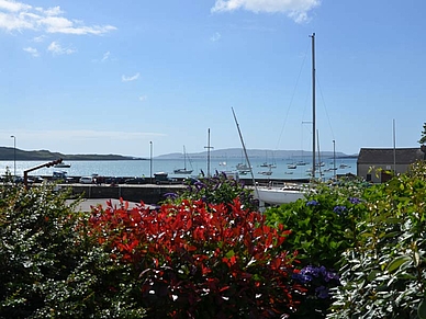 Blick über den Hafen in der Nähe der Englisch Sprachschule in Schull