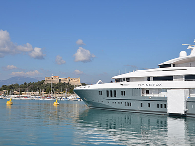 Yacht im Hafen von Antibes, Französisch Sprachreisen für Erwachsene