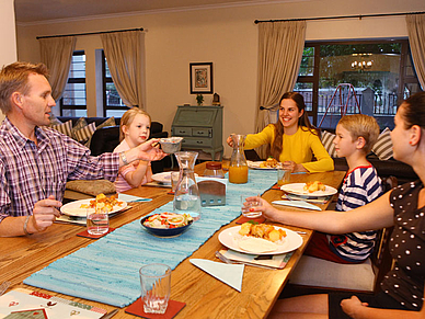 Gemeinsames Essen mit der Gastfamilie beim Sprachkurs in Kapstadt 