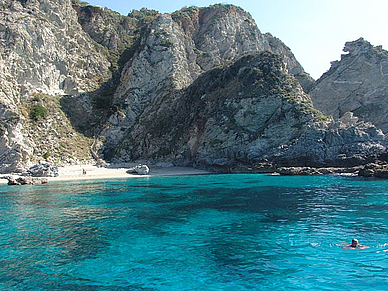 Türkis Wasser in Tropea, Italienisch Sprachreisen für Erwachsene