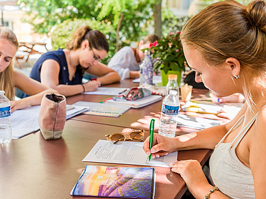 Gruppenunterricht im Garten - Sprachschule Nizza