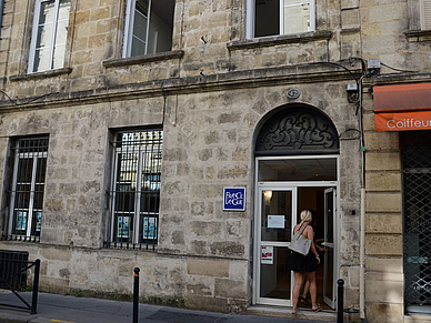 Eingang zur Schule, Sprachreisen nach Frankreich