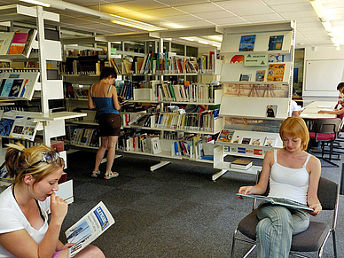 Schulbibliothek in Brest, Französisch Sprachreisen für Erwachsene