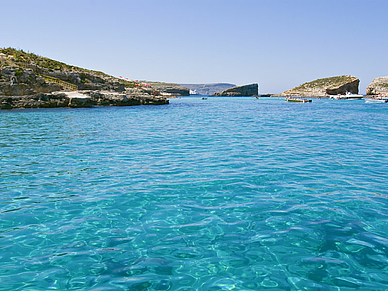 Kristallklares Wasser bei St. Julians, Englisch Sprachferien für Teenager Malta