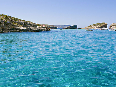 Kristallklares Wasser bei St. Julians, Englisch Sprachferien für Teenager Malta