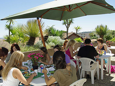 Mittagspause auf der Terrasse, Französisch Sprachreisen für Erwachsene