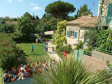 Blick in den Garten der Französisch Sprachschule Antibes