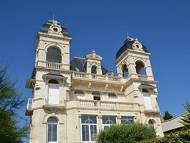 Wunderschöne Altbauhäuser wie dieses zieren die Strandpromenade von Royan