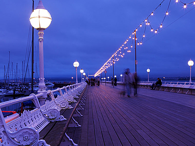 Pier von Torquay bei Nacht, Business Englisch Sprachreisen England