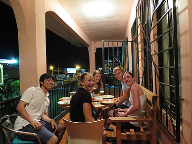 gemeinsames Abendessen, Spanisch Sprachschule Playa Jacó