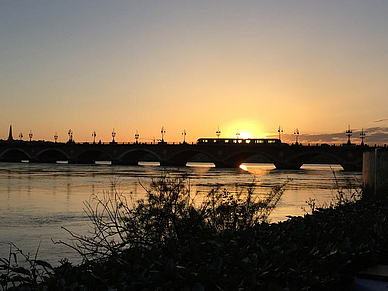 Pont de Pierre im Sonnenuntergang, Französisch Sprachreisen für Erwachsene